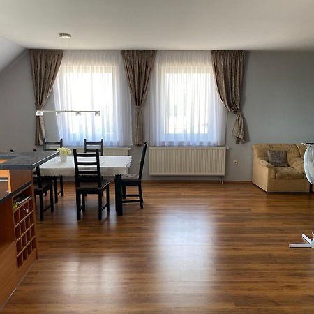 Spacious Apartment In Town Centre Nove Zamky Exterior foto