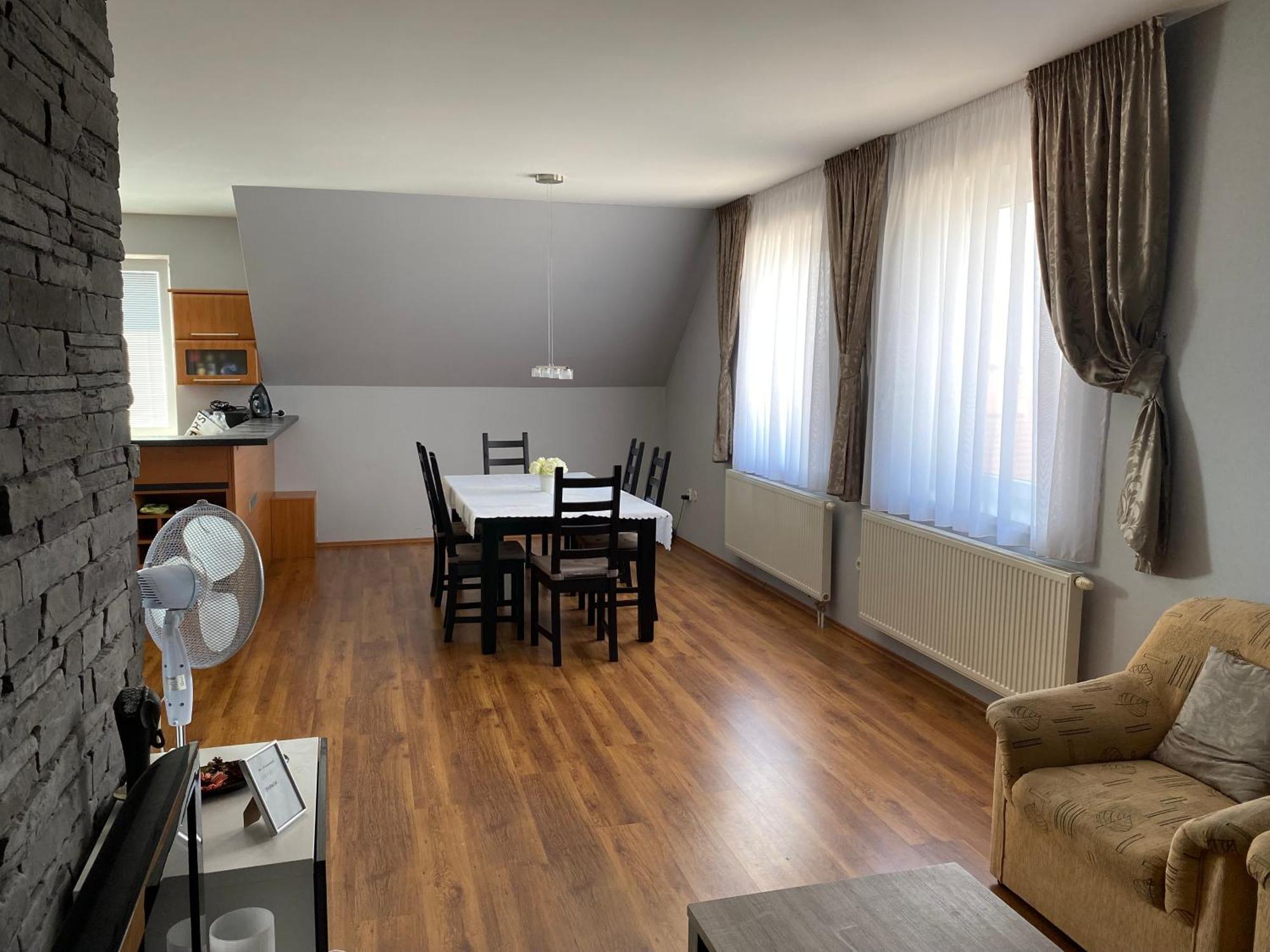 Spacious Apartment In Town Centre Nove Zamky Exterior foto