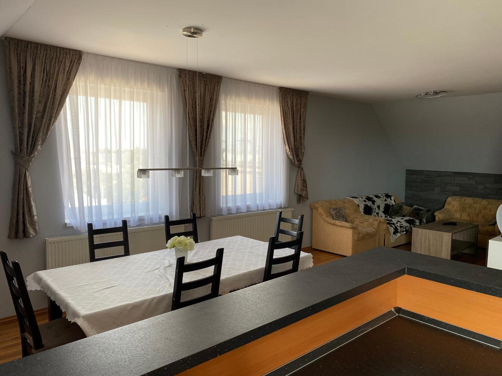 Spacious Apartment In Town Centre Nove Zamky Exterior foto