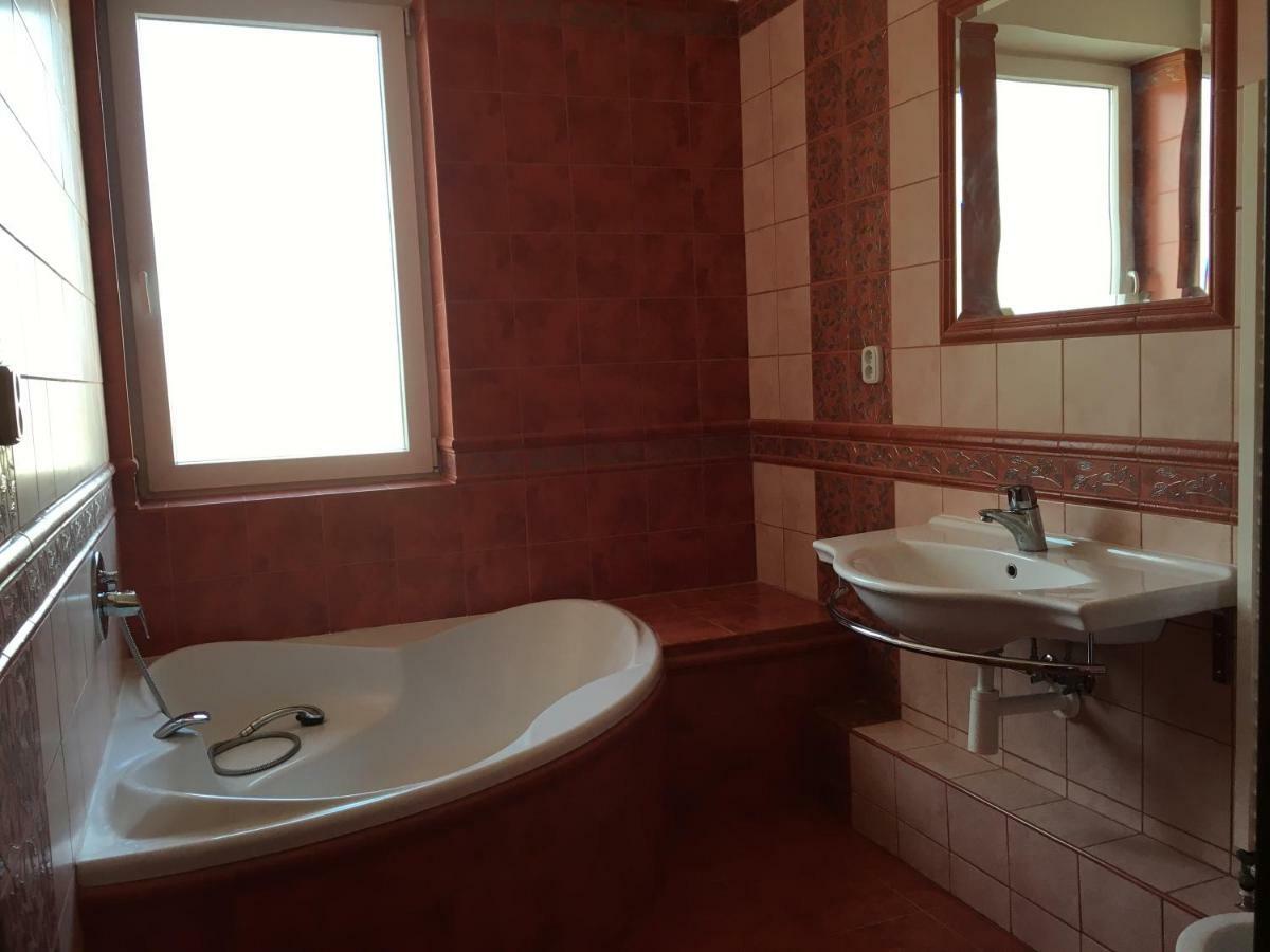 Spacious Apartment In Town Centre Nove Zamky Exterior foto