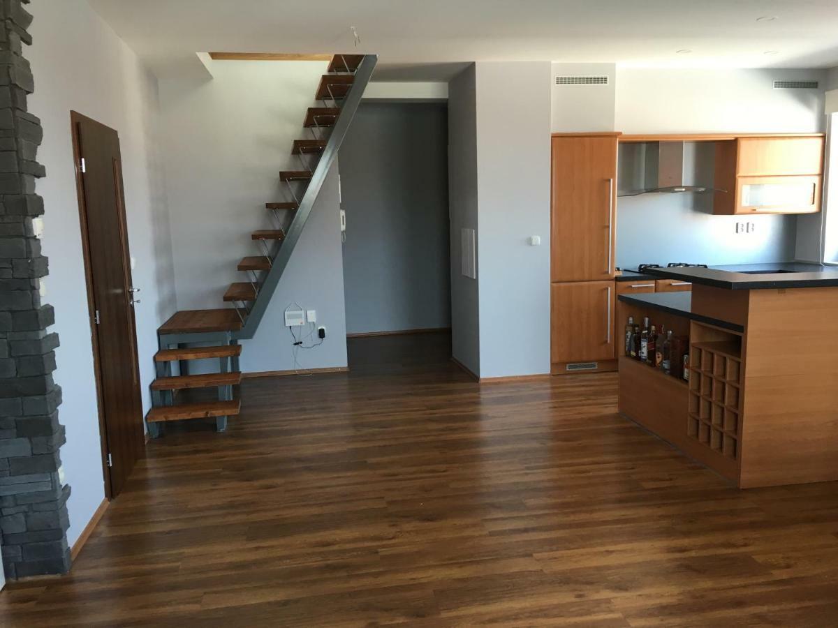 Spacious Apartment In Town Centre Nove Zamky Exterior foto