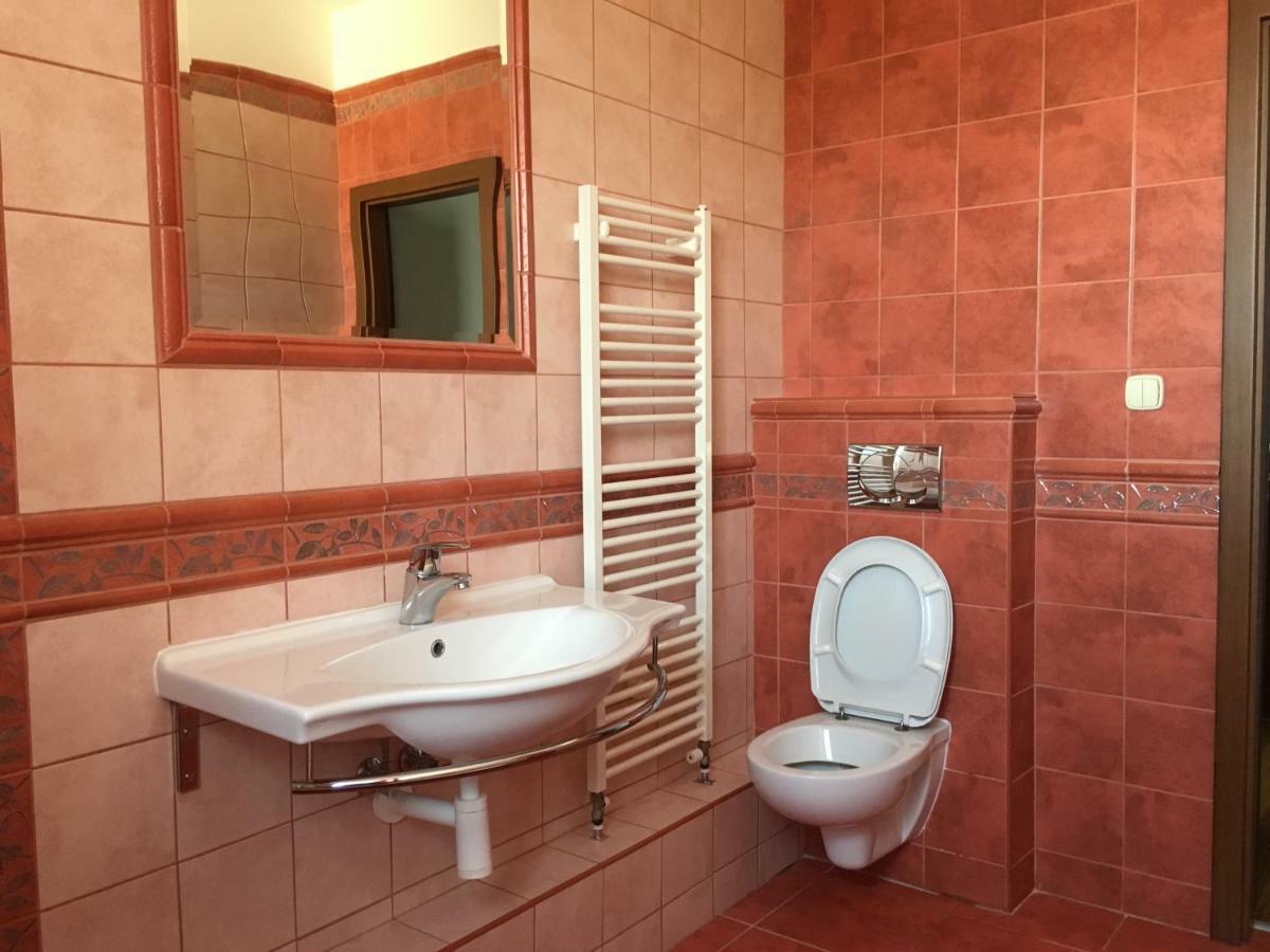 Spacious Apartment In Town Centre Nove Zamky Exterior foto