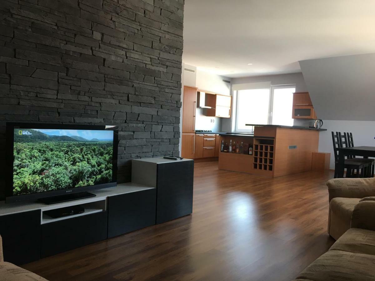 Spacious Apartment In Town Centre Nove Zamky Exterior foto